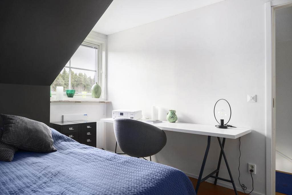 I sovrum 2 ryms både en säng  och ett skrivbord