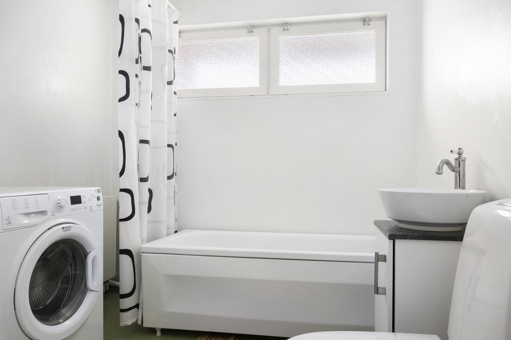 Ljust badrum med tvättmaskin