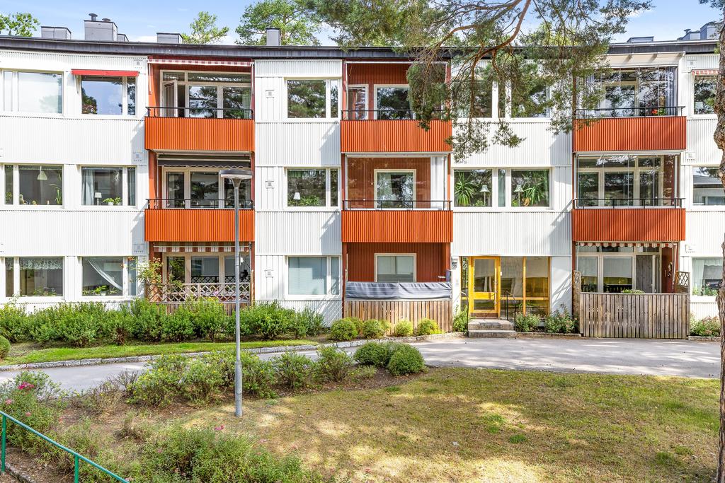 Inglasad balkong mot grönska