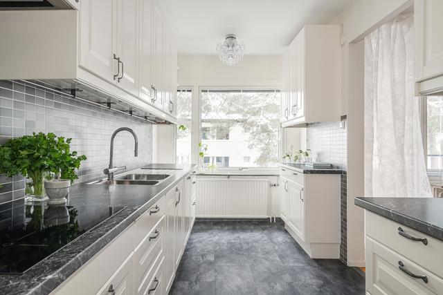 Stilrent kök med utblick mot innergård