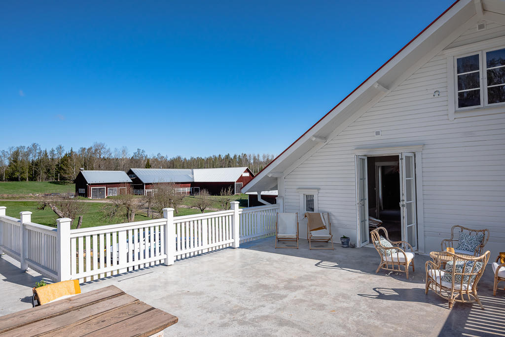 Från uteplatsen har man vy över gården