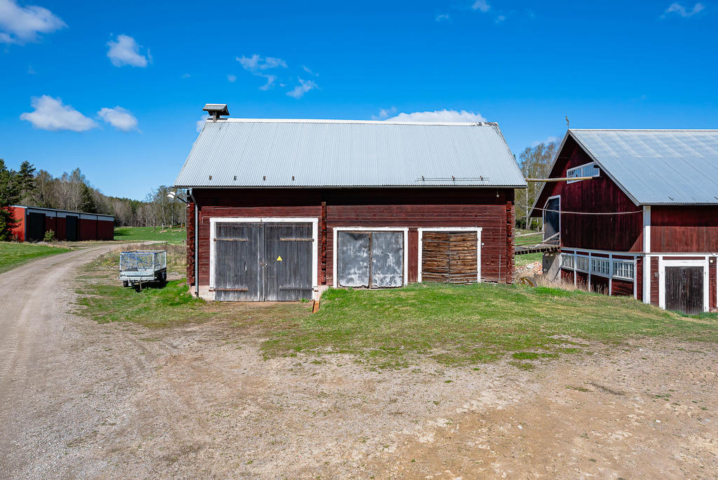 Ekonomibyggnad med garagedelar