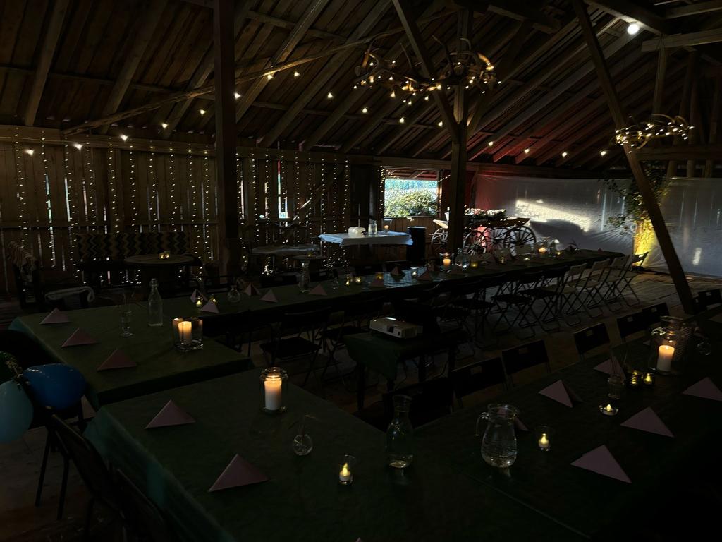 Festvåning på ladugårdens loft