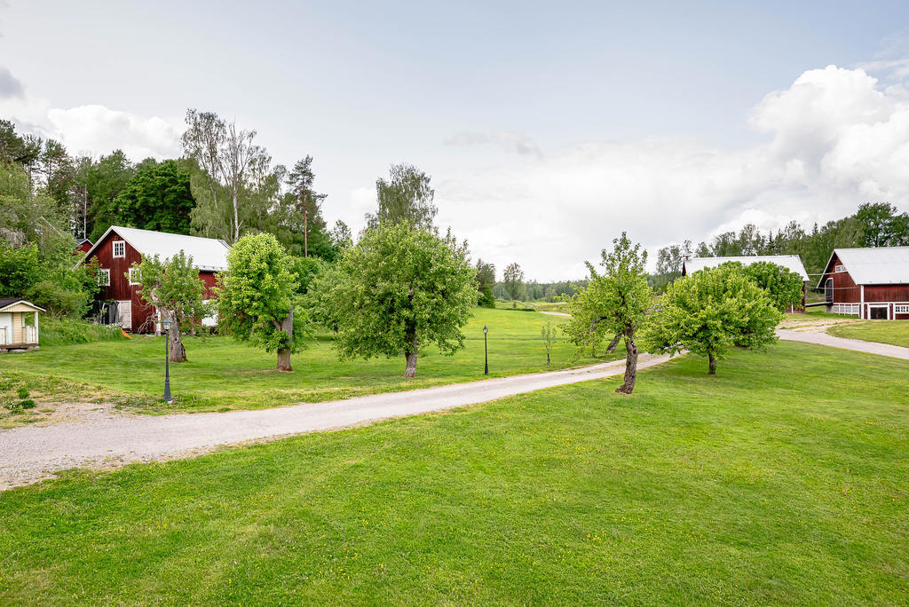 Gårdsbilden och omgivningen är en riktig Sörmländsk idyll!