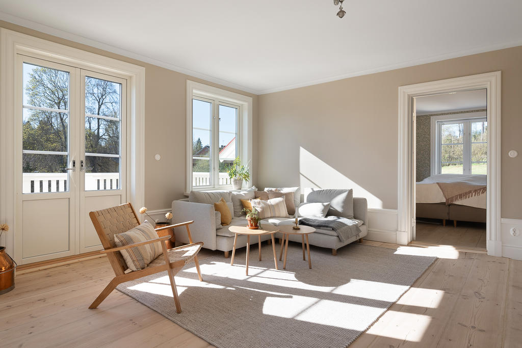 Ljust och fint allrum på övervåningen med dubbeldörrar till balkongen