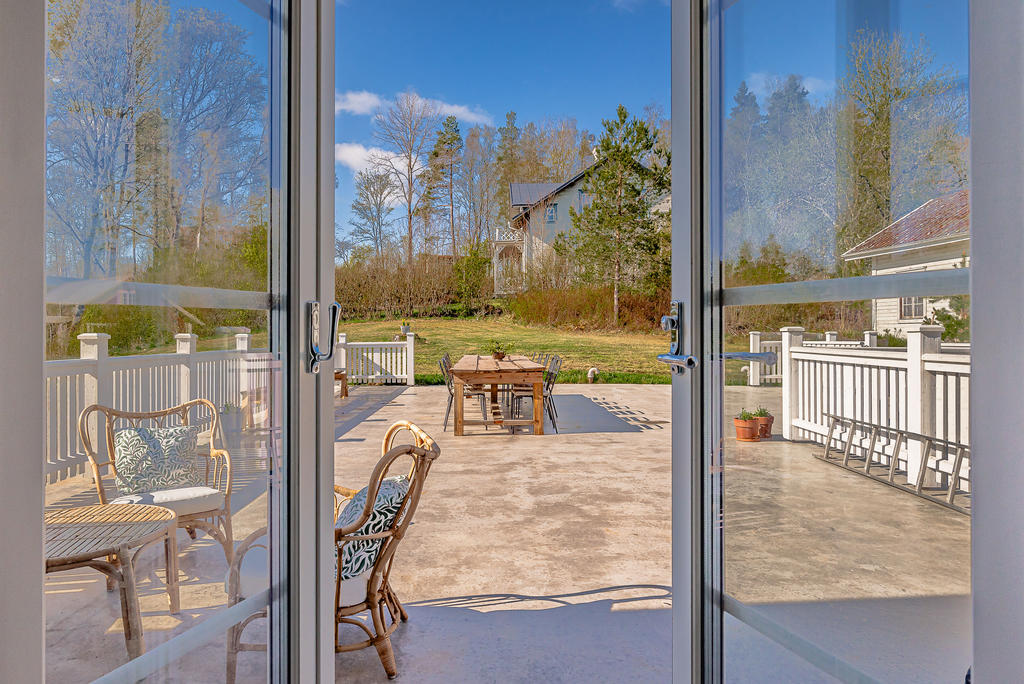 Stor uteplats som badar i sol hela dagen!