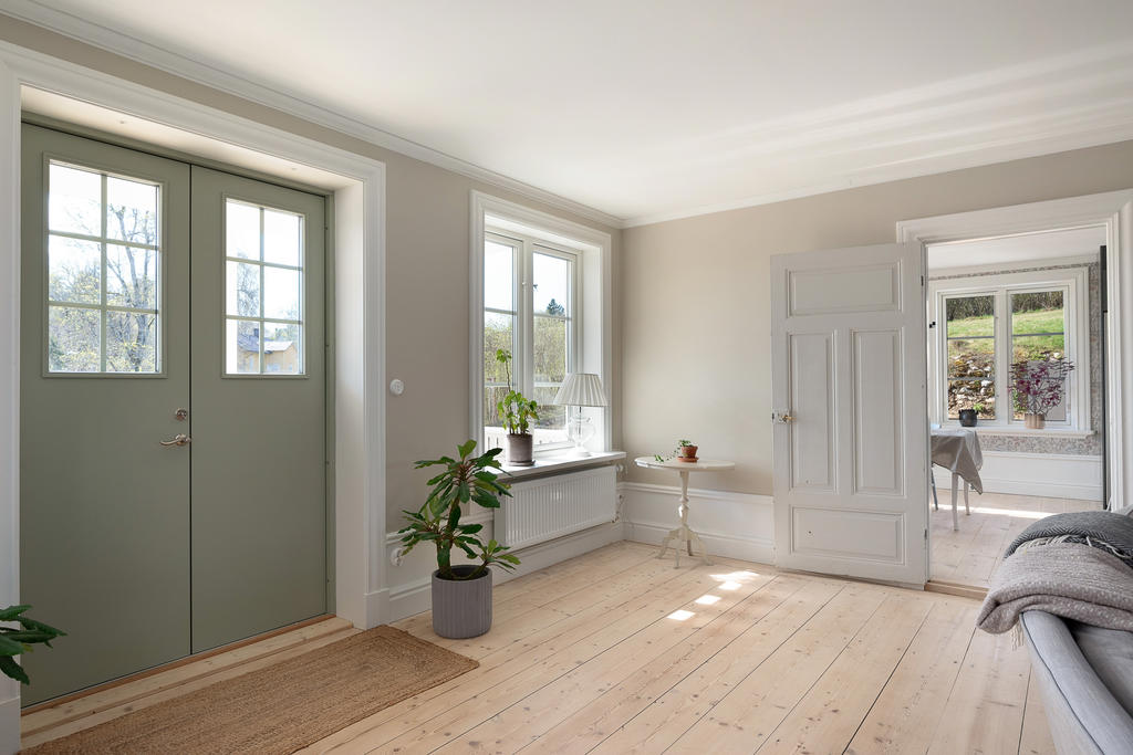 Vardagsrum med kök och matplats innanför