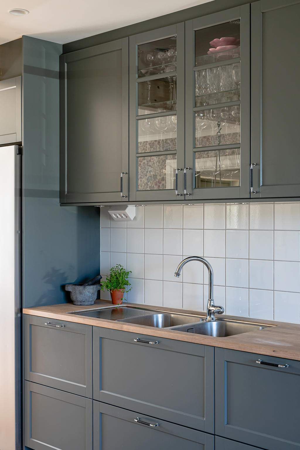 Kök med vitrinskåp, dubbel diskho och klassiskt smakfulla detaljer