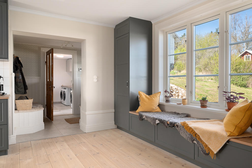 Ingång från groventré och tvättstuga till kök