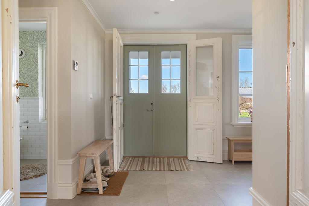 Välkomnande hall från husets baksida