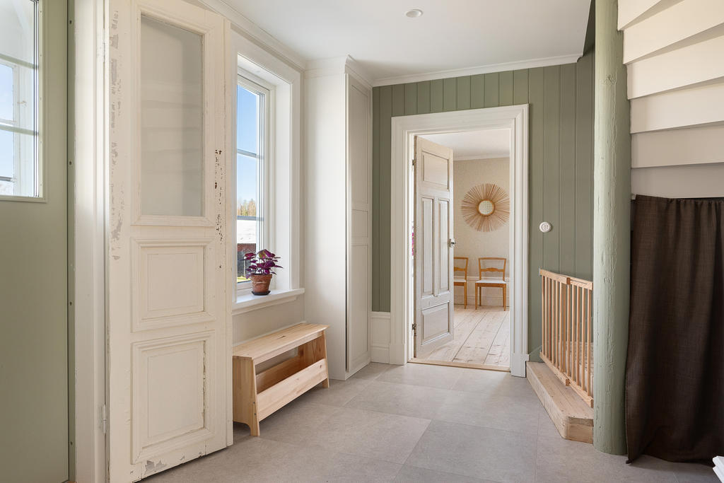 Trapp till övervåningen och ingång till Sovrum 1