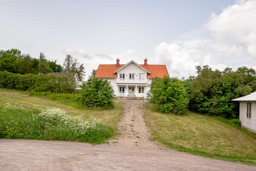Uppfarten till huset från vägen