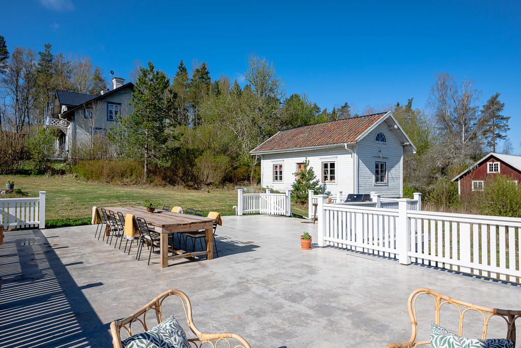 Gott om plats för sociala tillställningar med utrymme för både långbord, grillyta och loungeset