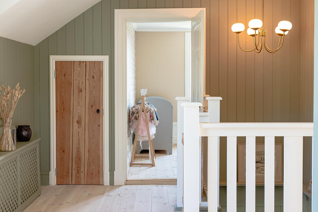 Övre hallen med dörr till kattvind och Sovrum 4