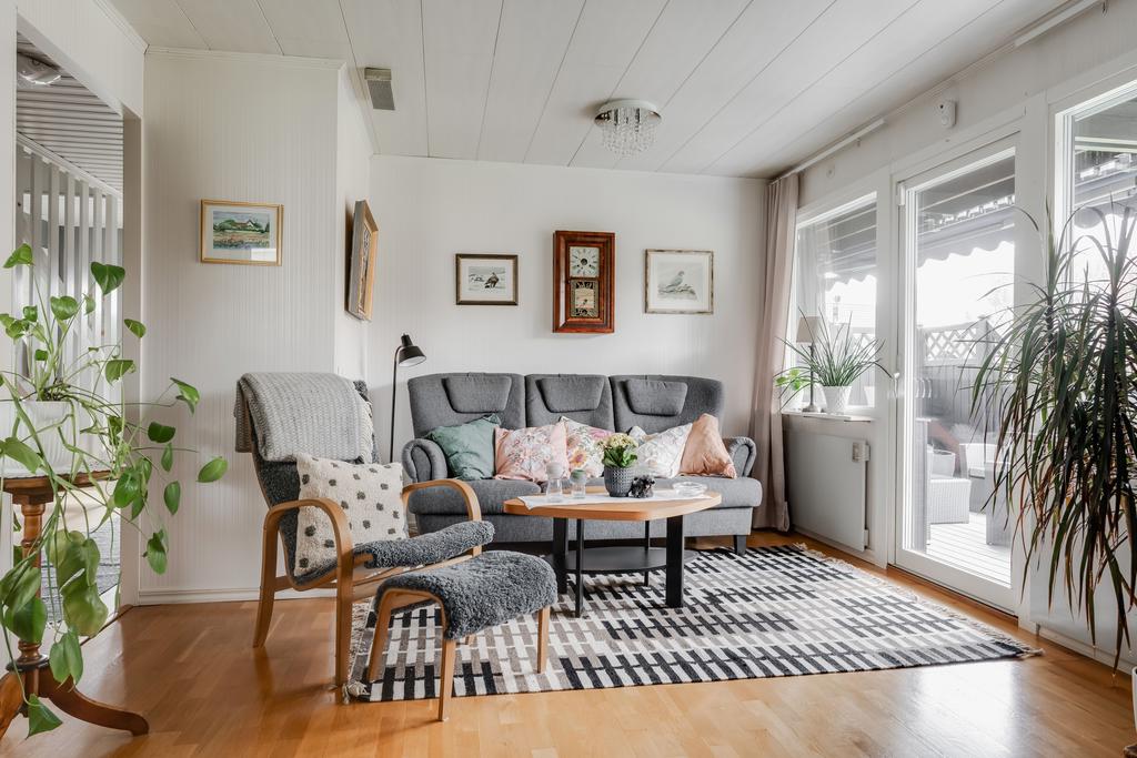 Vardagsrum med utgång till altan