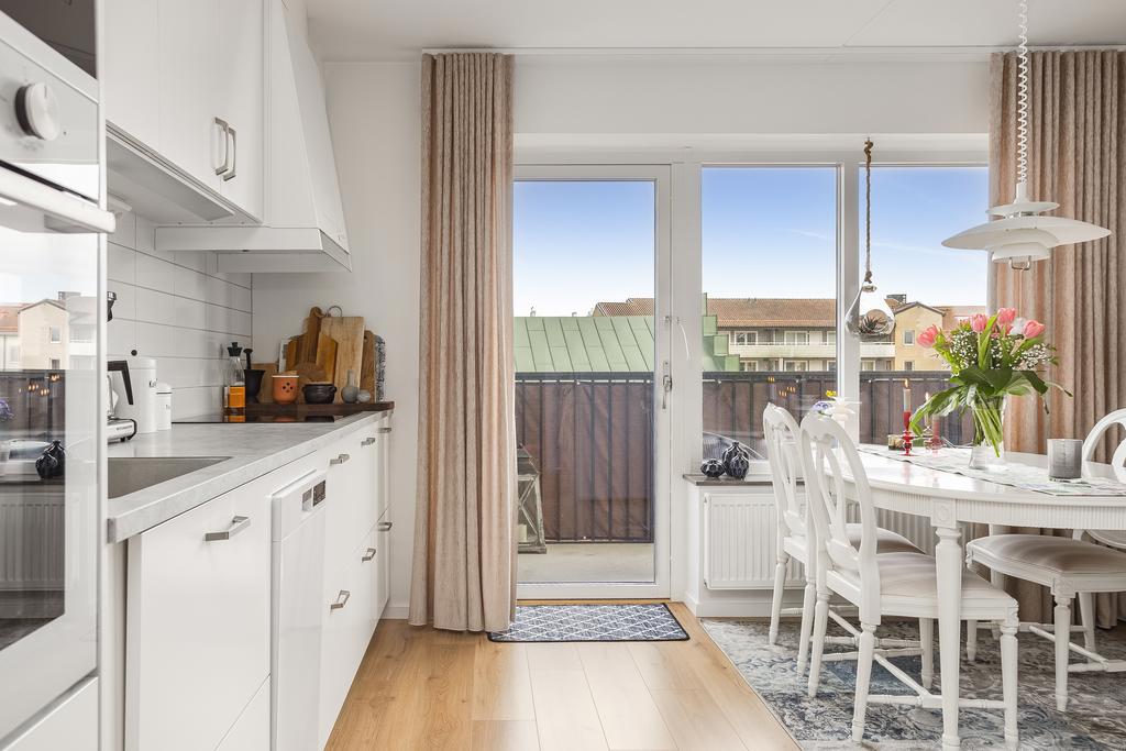 Från köket/matplatsen finns det utgång till bostadens balkong