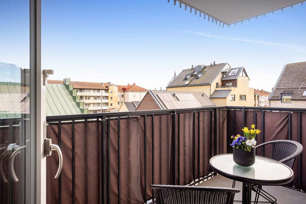 På balkongen kan du avnjuta ditt morgonkaffe eller koppla av under soliga dagar
