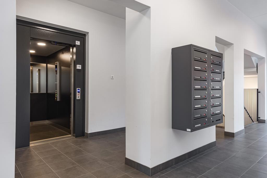 Trapphuset har en modern design samt utrustat med hiss för enkel åtkomst mellan våningarna