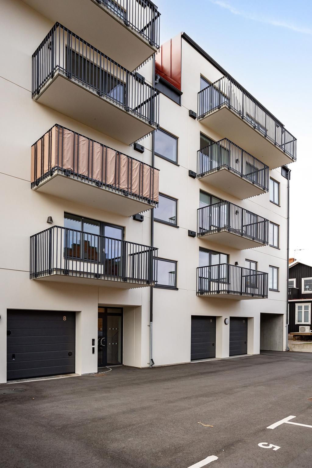 Huset har garage samt uteparkeringsmöjligheter