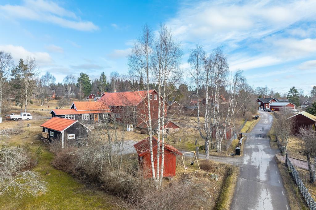 Lugnt läge längs byvägen