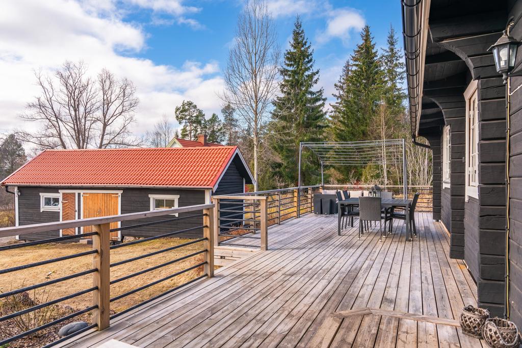 Den stora altanen vid entrén sträcker sig runt gaveln