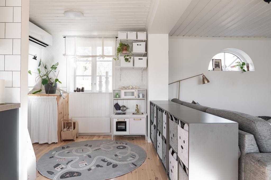 Utrymmet utanför badrummet har använts som lekyta och förvaring