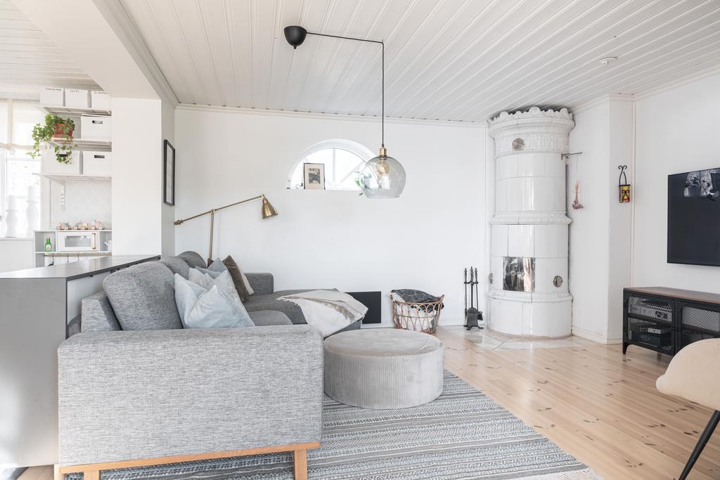 Vardagsrum med vacker kakelugn