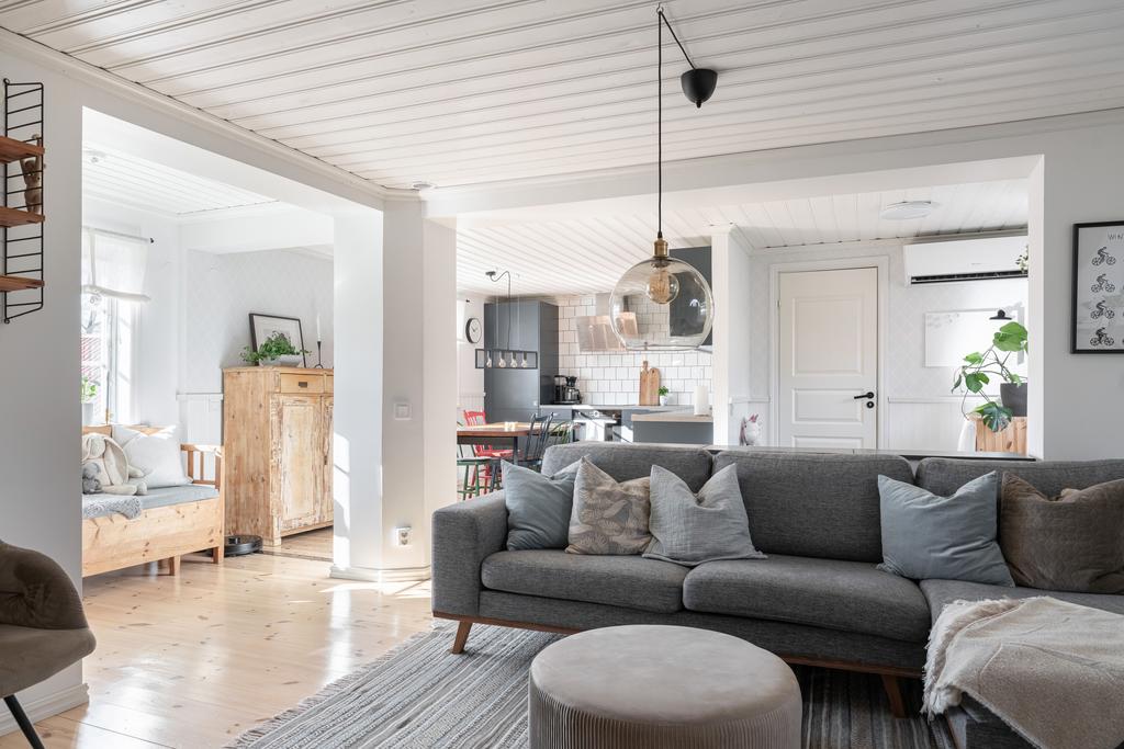 Vardagsrum mot kök och badrum