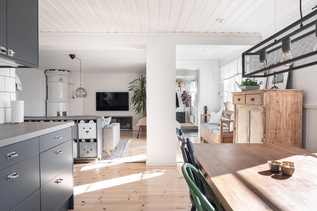 Kök mot vardagsrum och hall