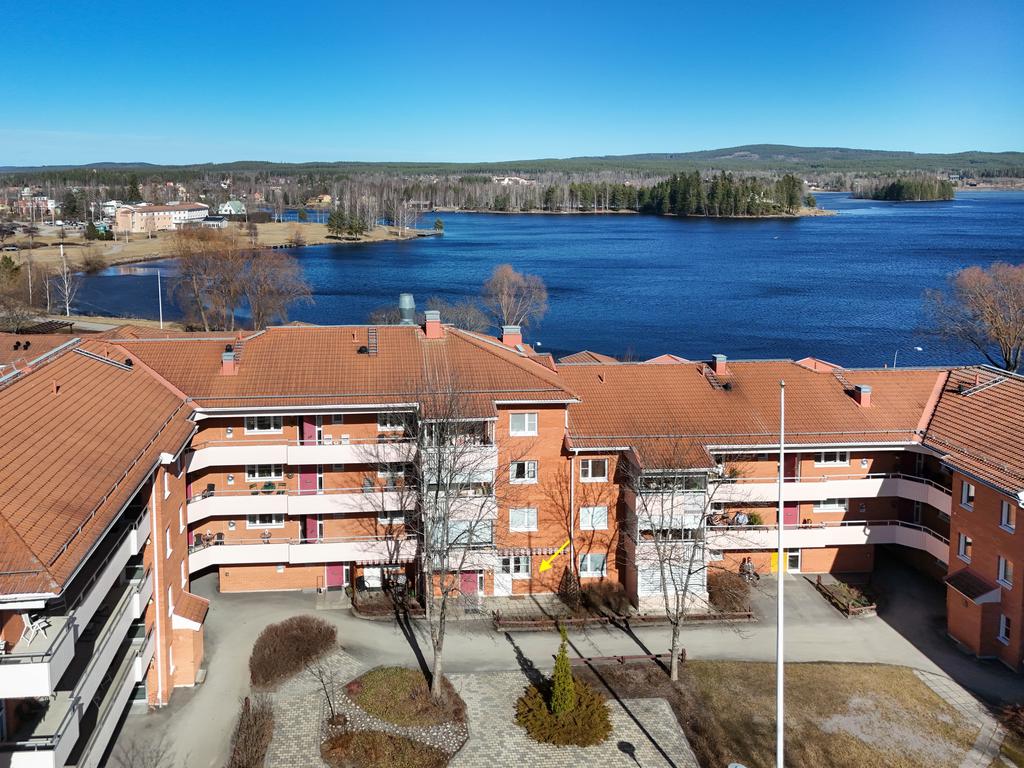 Vy från föreningens innergård med sjön Varpen ett stenkast bort. 