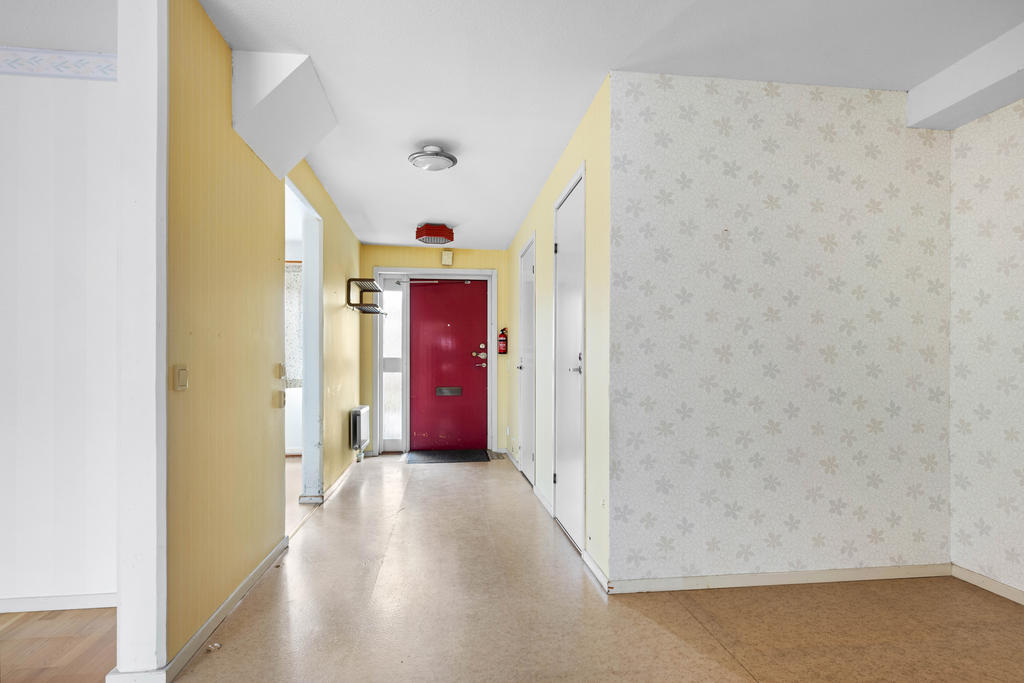 Hall med kök, duschrum och klädkammare i anslutning. 