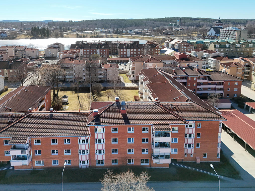 Vy över föreningen HSB:s brf Rektorns byggnader och innergård. I bakkant syns sjön Vågen och delar av Bollnäs centrum. 