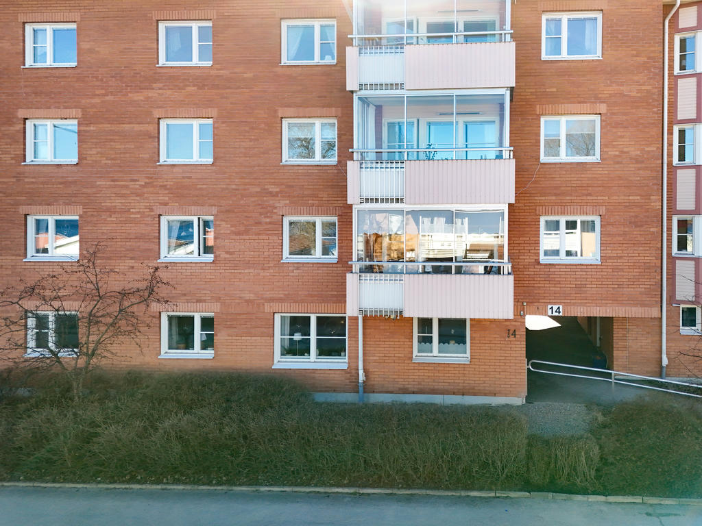 Fasad i nordöst mot Långnäsvägen och ingång i portal 14. 