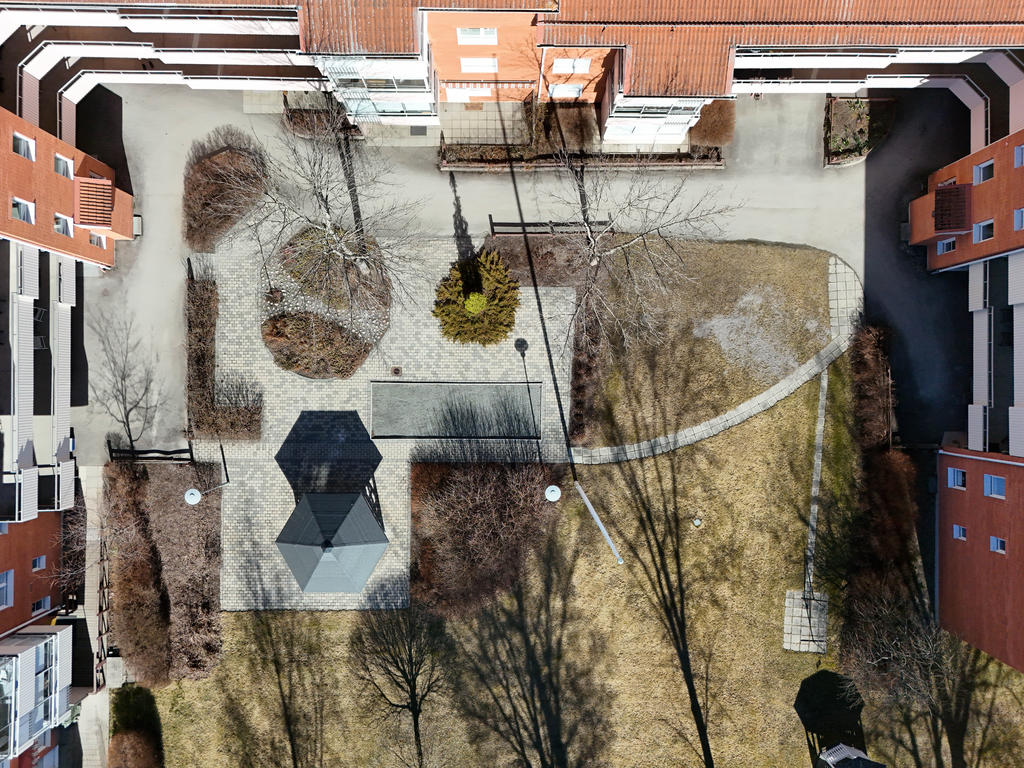 Vy över föreningens innergård, rakt ovanifrån. 
