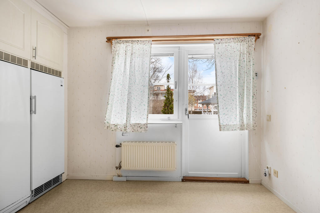 Del av kök med plats för matbord samt utgång till uteplats i söderläge. 