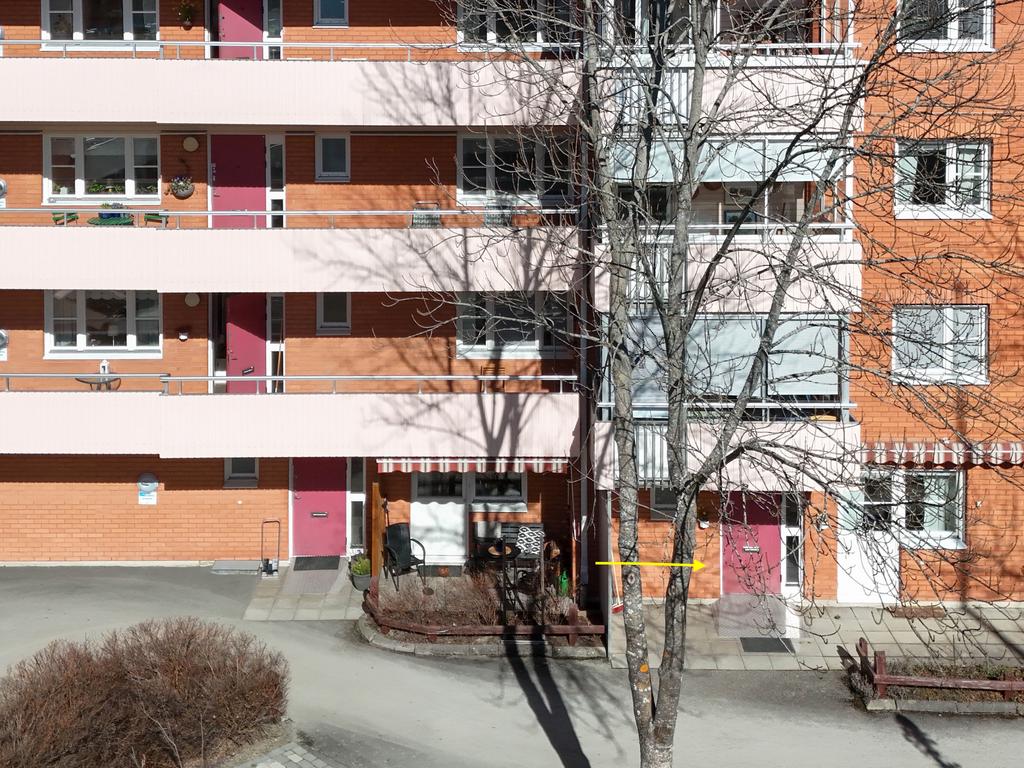 Entré med uteplats från innergården. Dörr till höger i bild på markplan. 