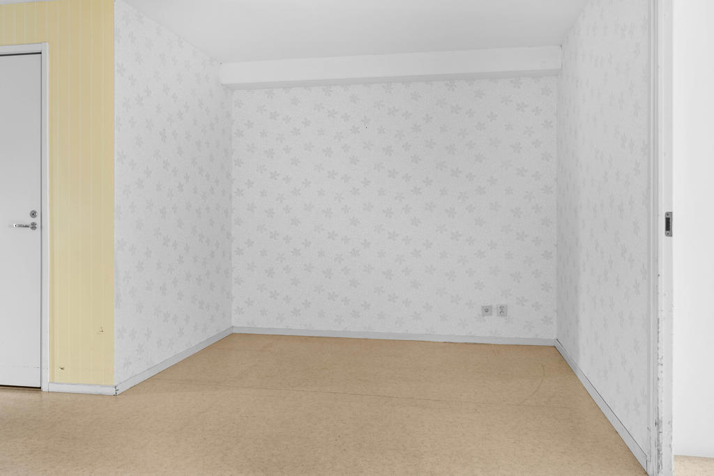 Bra möblerbart utrymme i anslutning till hall och utanför vardagsrum och sovrum. 