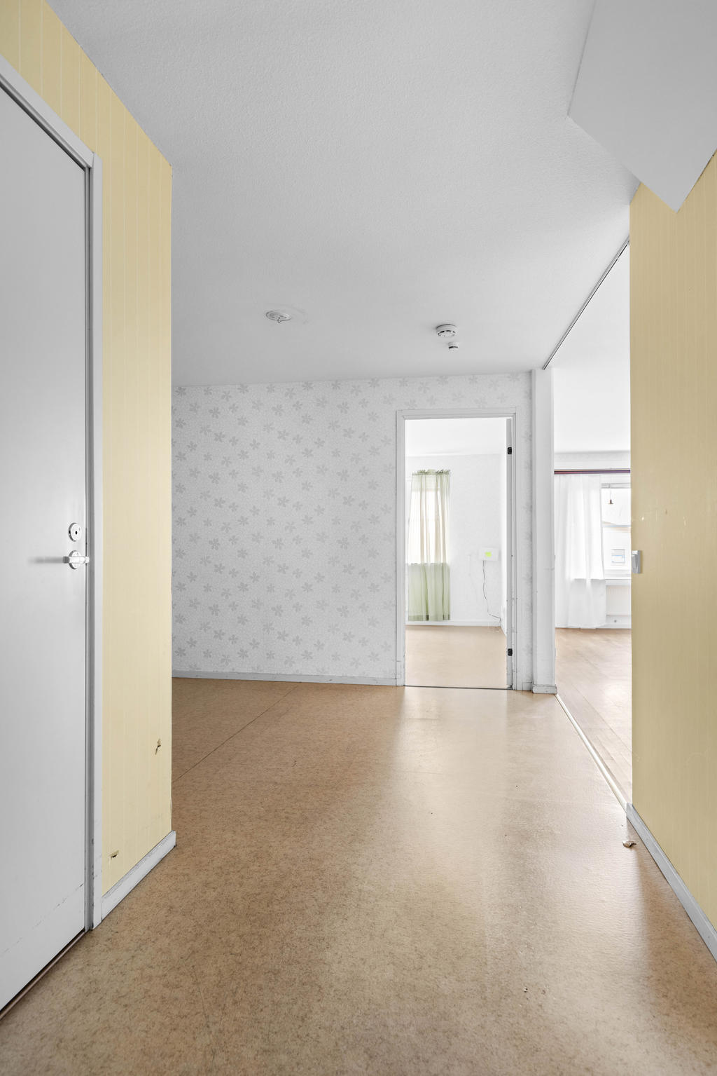 Vy från hall igenom lägenheten. 