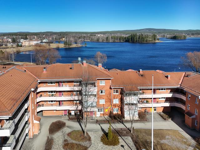 Vy från föreningens innergård med sjön Varpen ett stenkast bort. 