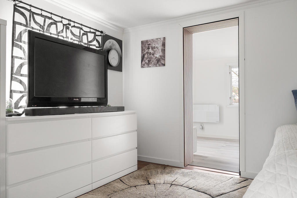 Stilfulla akustikpaneler pryder flera rum och bidrar till en modern och exklusiv känsla.