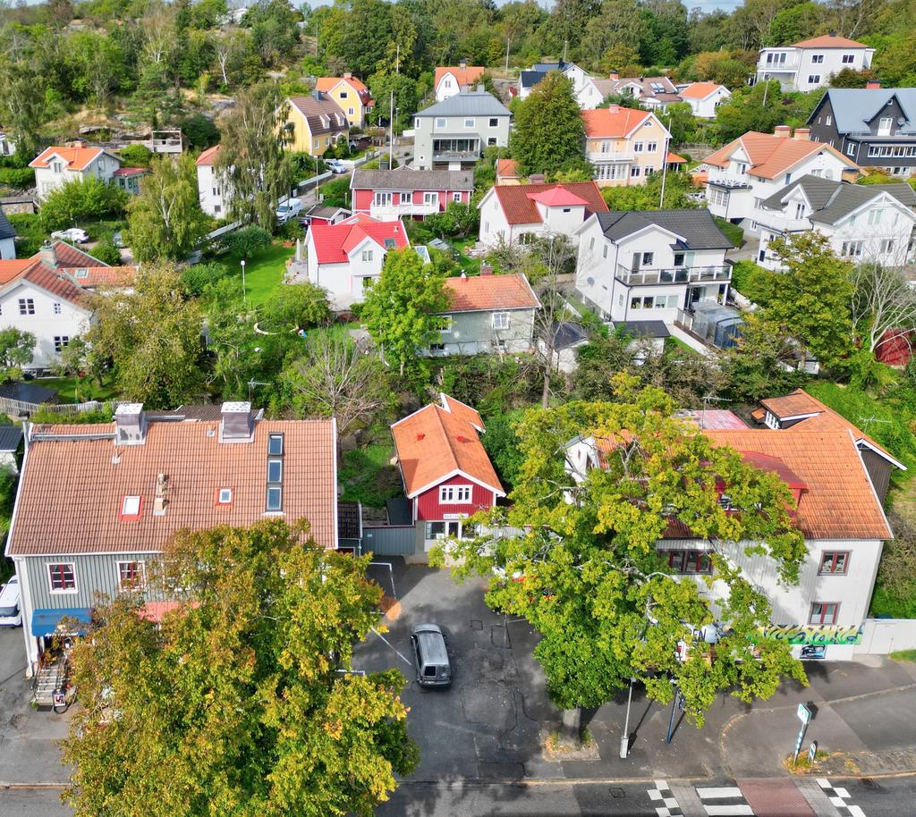 Långedragsvägen 23 till vänster i bilden