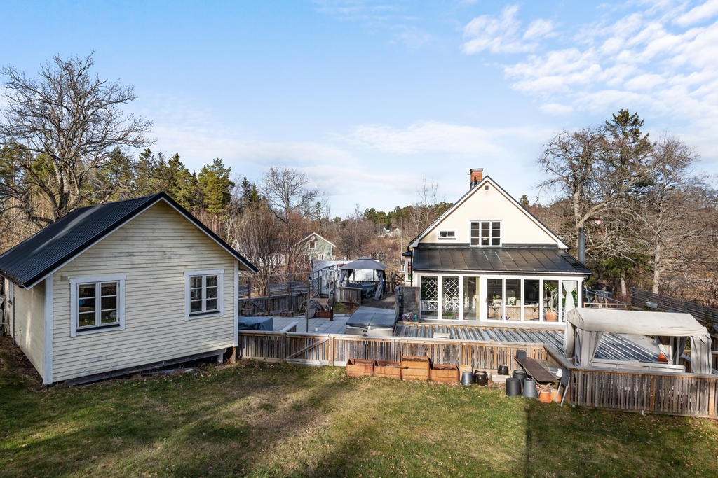 Välputsad villa med swimmingpool, vinkällare, gäststuga och underbart uterum i hjärtat ab Blidö - Ön i solen.