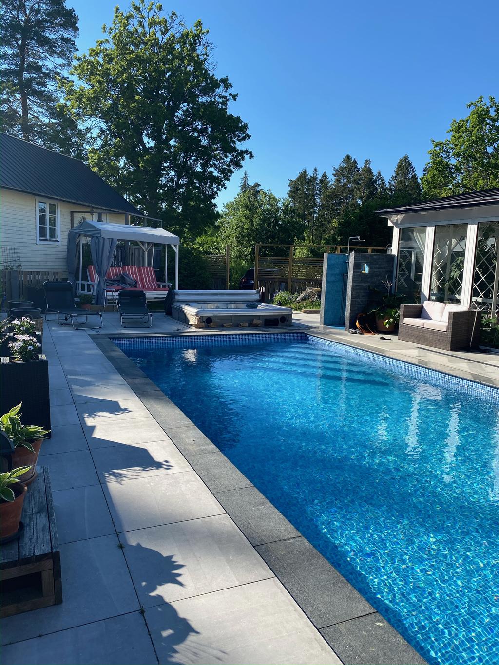 Välputsad villa med swimmingpool, vinkällare, gäststuga och underbart uterum i hjärtat ab Blidö - Ön i solen.