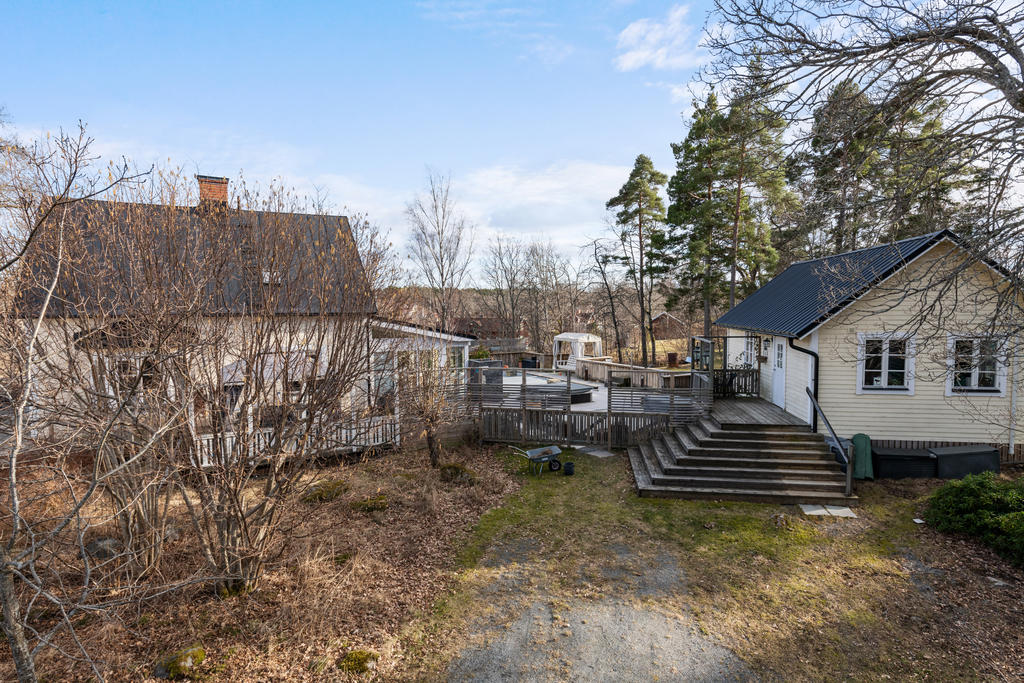 Välputsad villa med swimmingpool, vinkällare, gäststuga och underbart uterum i hjärtat ab Blidö - Ön i solen.