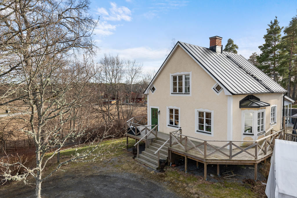 Välputsad villa med swimmingpool, vinkällare, gäststuga och underbart uterum i hjärtat ab Blidö - Ön i solen.