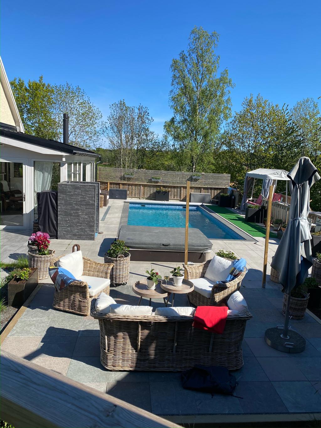 Välputsad villa med swimmingpool, vinkällare, gäststuga och underbart uterum i hjärtat ab Blidö - Ön i solen.