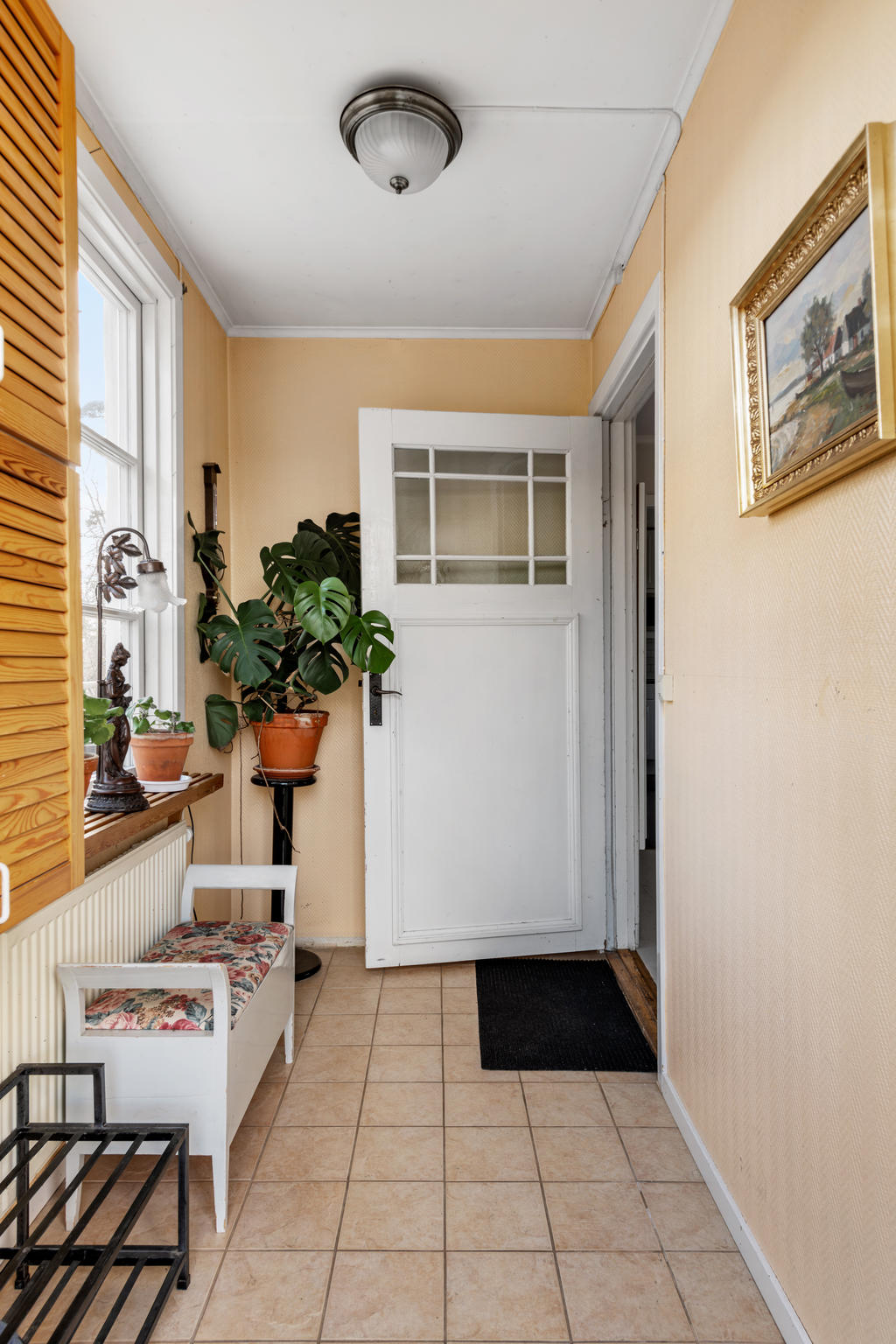Du kommer in i en entré där en bänk eller soffa får plats. Klinker på golvet och ljusa väggar. Ny ytterdörr kan jag berätta!