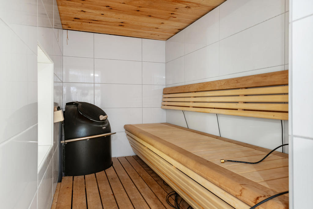 En härlig avdelning med bastu och relaxavdelning framför kaminen. Dusch på sidan om och en toalett. 

