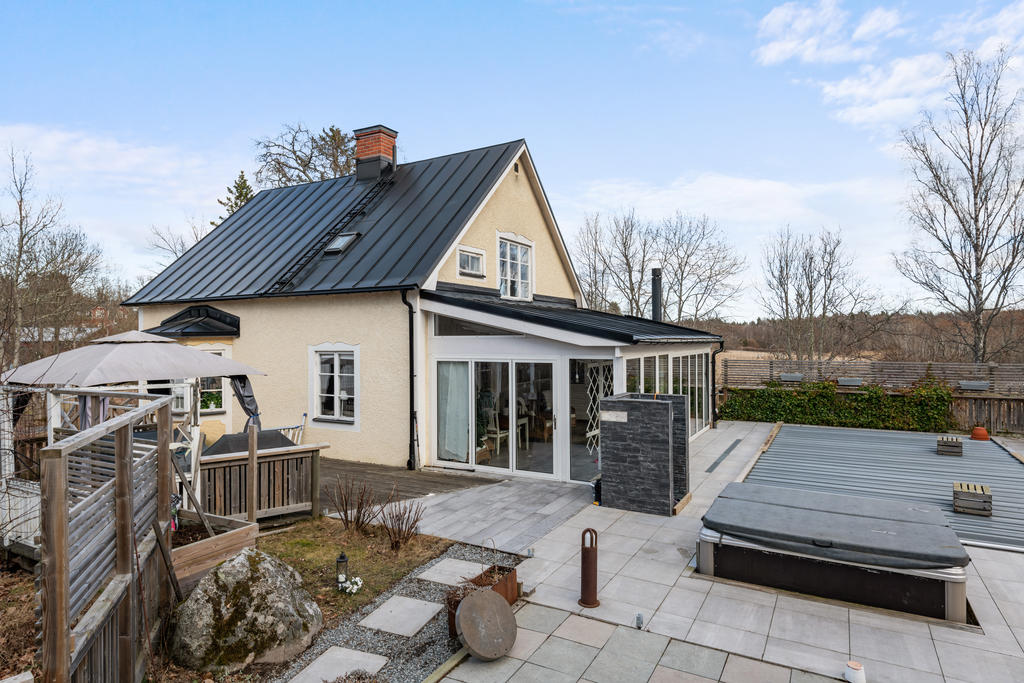 Välputsad villa med swimmingpool, vinkällare, gäststuga och underbart uterum i hjärtat ab Blidö - Ön i solen.