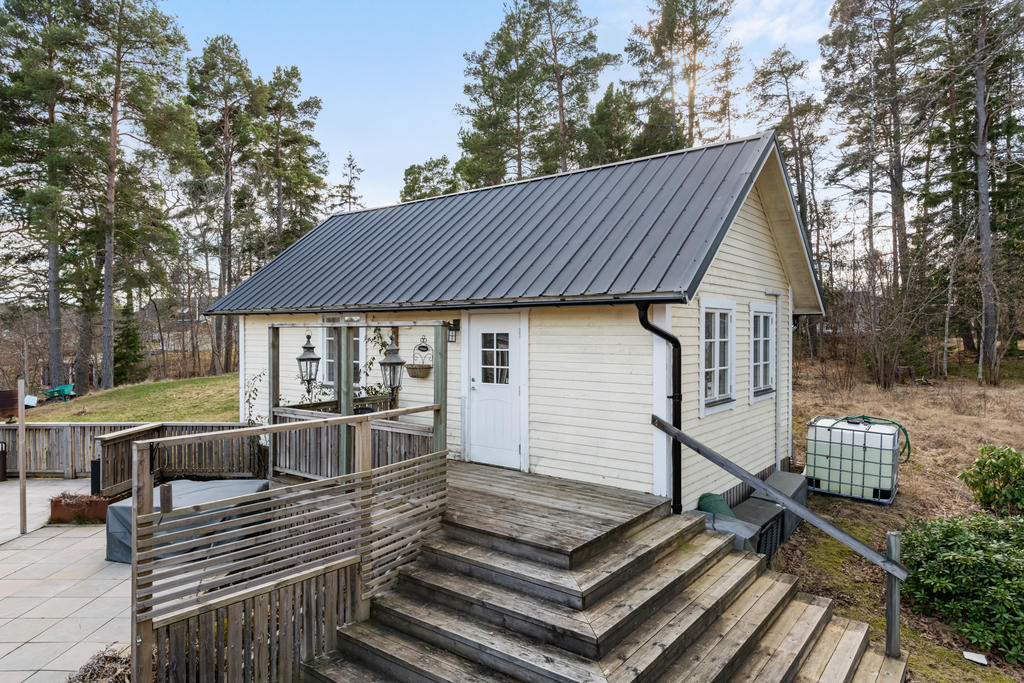 På den generösa tomten ligger också en riktigt smart gäststuga med gott om plats. Två mindre rum, allrum och ett sovloft. Ett smart kök utmed ena väggen. Här finns möjlighet att driva sin egna verksamhet, ha sitt kontor eller kanske ett eget boende för tonåringen/arna.
